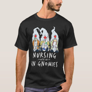 Pflege mit meinen RN-Gnomen der Nurse Gnome Scrubs T-Shirt