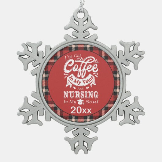 Pflegekaffee in meinen Venen Rot Kariert Schneeflocken Zinn-Ornament (Vorderseite)