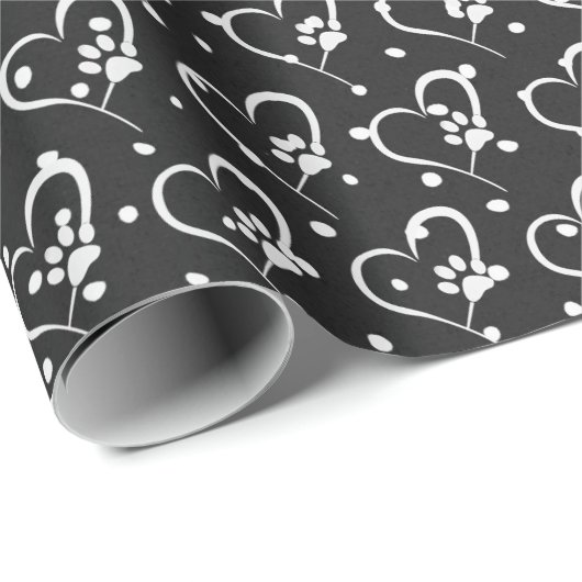 Pfoten mit weißem Hund auf Herz Geschenkpapier (Rolleneckpunkt)
