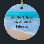 Phantastisch Beach Tropical Scene Foto Hochzeit Keramikornament<br><div class="desc">Ein Ornament personalisiert mit Ihrer Hochzeitsinfo mit einem Foto einer klaren,  blauen Ozeanszene mit sanften Wellen an einer Küste und weichem braunem Sand. Ein blauer Himmel mit flauschigen Wolken in der Ferne. Serene tropische idyllische Jahreszeit.</div>