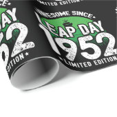Phantastisch seit 1952 Leap Year Day Feb 29 Geburt Geschenkpapier (Rolleneckpunkt)