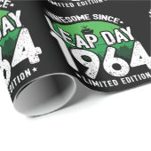 Phantastisch seit 1964 Leap Year Day Feb 29 Birthd Geschenkpapier (Rolleneckpunkt)