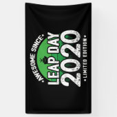 Phantastisch seit 2020 Leap Year Day Feb 29 Geburt Banner (Vertikal)