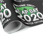 Phantastisch seit 2020 Leap Year Day Feb 29 Geburt Geschenkpapier (Rolleneckpunkt)