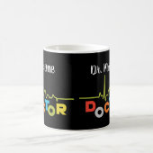 Phantastische Ärzteschriften auf Schwarz Verwandlungstasse (Mittel)