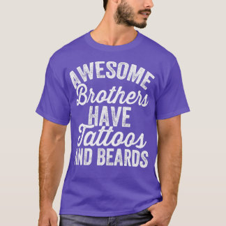 Phantastische Brüder haben Tätowierungen und Bärte T-Shirt