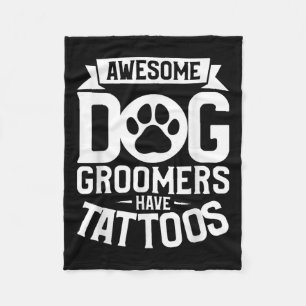 Phantastische Hunde Groomer haben Tattoos Tattoo L Fleecedecke