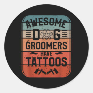 Phantastische Hunde Groomer haben Tattoos Tattoo L Runder Aufkleber