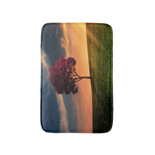 Phantastische Landschaft mit Rotem Baum bei Sonnen Badematte (Vorderseite Vertikal)