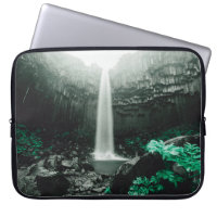 Phantastische Sicht auf den Wasserfall von Svartif