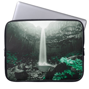 Phantastische Sicht auf den Wasserfall von Svartif Laptopschutzhülle