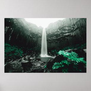 Phantastische Sicht auf den Wasserfall von Svartif Poster
