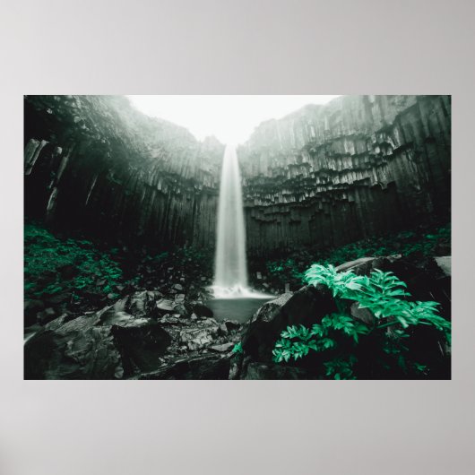 Phantastische Sicht auf den Wasserfall von Svartif Poster (Vorne)