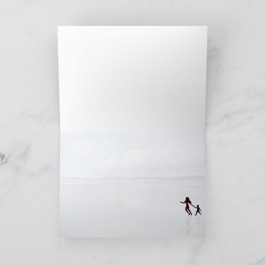 Phantastische Silhouette von Mutter und Sohn am St Karte (Innenseite)