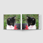 Phantastische Tuxedo Katze im Garten Benutzerdefin Gästebuch (Voll)