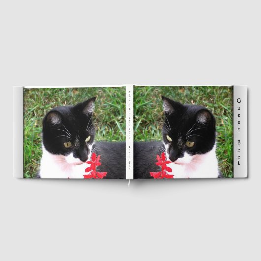 Phantastische Tuxedo Katze im Garten Benutzerdefin Gästebuch (Voll)