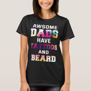 Phantastische Vads im Backprint haben Tattoos und T-Shirt