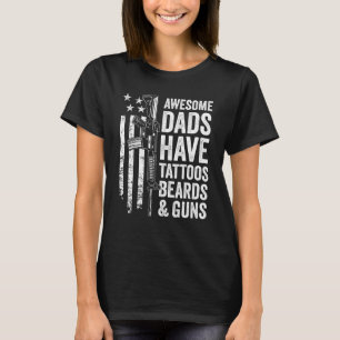 Phantastische Vater haben Tattoos Bärte & Gewehre T-Shirt