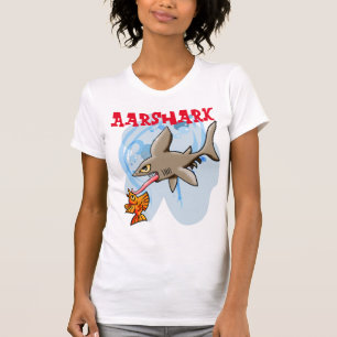 Phantastischer Aarshark, der einen Fisch fängt. T-Shirt