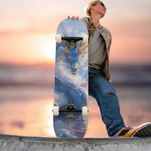 Phantastischer Blue-Gold-Drachen in die Höhe über  Skateboard