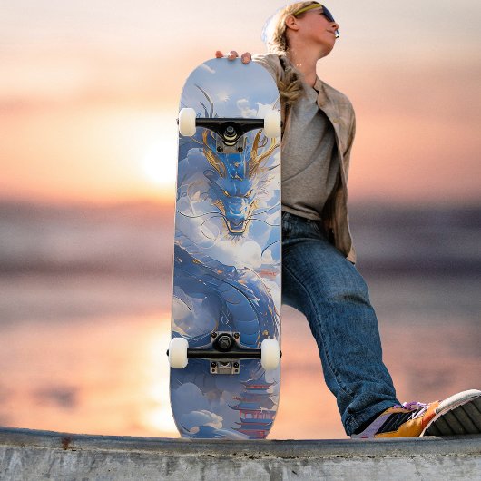 Phantastischer Blue-Gold-Drachen in die Höhe über Skateboard