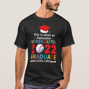 Phantastischer Kindergartenschüler sieht aus wie 2 T-Shirt