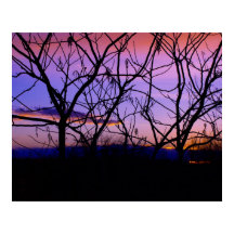 Phantastischer Lila Sonnenuntergang mit drei Silho