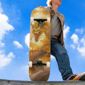 Phantastischer mythischer Goldener Drache in Wolke Skateboard