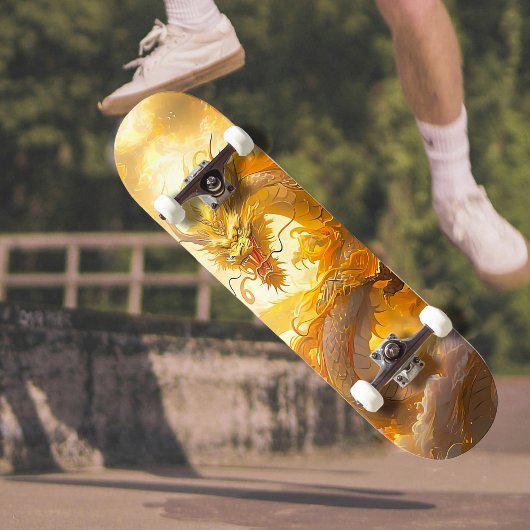 Phantastischer mythischer Goldener Drache in Wolke Skateboard