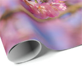 Phantastischer rosa Sakura und blauer Himmel Geschenkpapier (Rolleneckpunkt)