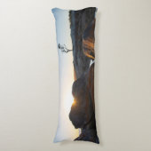 Phantastischer Sonnenaufgang an der Bucht von Brün Seitenschläferkissen (Vorderseite Vertikal)