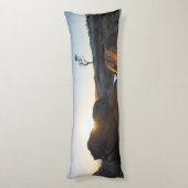 Phantastischer Sonnenaufgang an der Bucht von Brün Seitenschläferkissen (Rückseite (Vertikal))