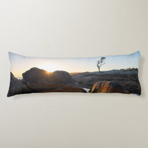 Phantastischer Sonnenaufgang an der Bucht von Brün Seitenschläferkissen