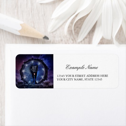 Phantastischer Wolf kommt durch ein Tor (Insitu)