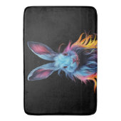 Phantastisches Blaues Kaninchen am Feuer Badematte (Vorderseite Vertikal)