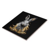 Phantastisches graues Kaninchen am Feuer Fliese (Seite)