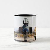 Phantom F-4 mit Austragsrutsche Zweifarbige Tasse (Mittel)