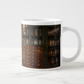 Pharmacy - Direkt hinter der Theke Jumbo-Tasse (Rechts)