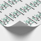 Pharmacy Tech zählt Pillen zur Bezahlung der Rechn Geschenkpapier (Ecke)