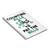 Pharmacy Tech zählt Pillen zur Bezahlung der Rechn Notizblock (Rechte Seite)