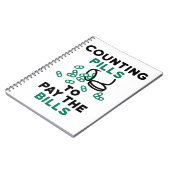 Pharmacy Tech zählt Pillen zur Bezahlung der Rechn Notizblock (Linke Seite)