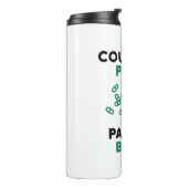 Pharmacy Tech zählt Pillen zur Bezahlung der Rechn Thermosbecher (Nach links gedreht)