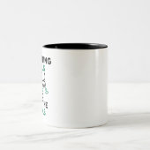 Pharmacy Tech zählt Pillen zur Bezahlung der Rechn Zweifarbige Tasse (Mittel)