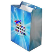 Pharmazeutischer Superheld-Design Mittlere Geschenktüte (Rückseite Schrägansicht)