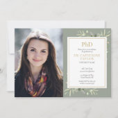 PhD Grad Sage Greenery Gold Abschluss Foto Einladung (Vorderseite)