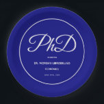 PhD-Papierplatte für eine blaue Graduierungspartei Pappteller<br><div class="desc">Paper Teller für eine Doktoranden-Party mit blauem Hintergrund und weißer Schrift.

PhD-Abschluss Blue Graduation Party Paper PlateHolidayday-Design | ©Melissa Patton - Designer</div>