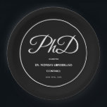 PhD-Papiertafel für die schwarze Schulungspapier Pappteller<br><div class="desc">Papier Teller für eine PhD-Abiturparty mit schwarzem Hintergrund und weißer Schrift. PhD-Abschluss Black Graduation Party Paper Plate Holidayday Design | ©Melissa Patton - Designer</div>