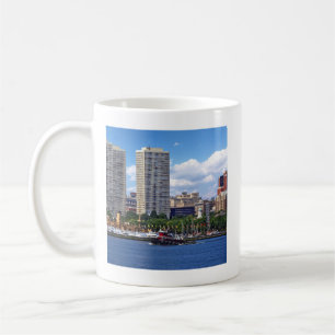 Philadelphia - Schlepper vor der Skyline von Phila Kaffeetasse
