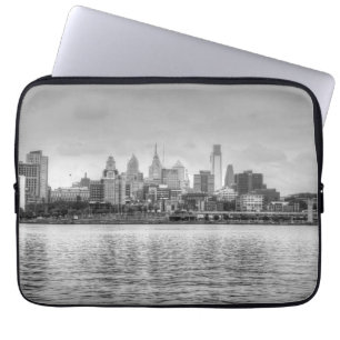Philadelphia-Skyline in Schwarzweiss Laptopschutzhülle