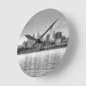 Philadelphia-Skyline in Schwarzweiß Runde Wanduhr (Winkel)